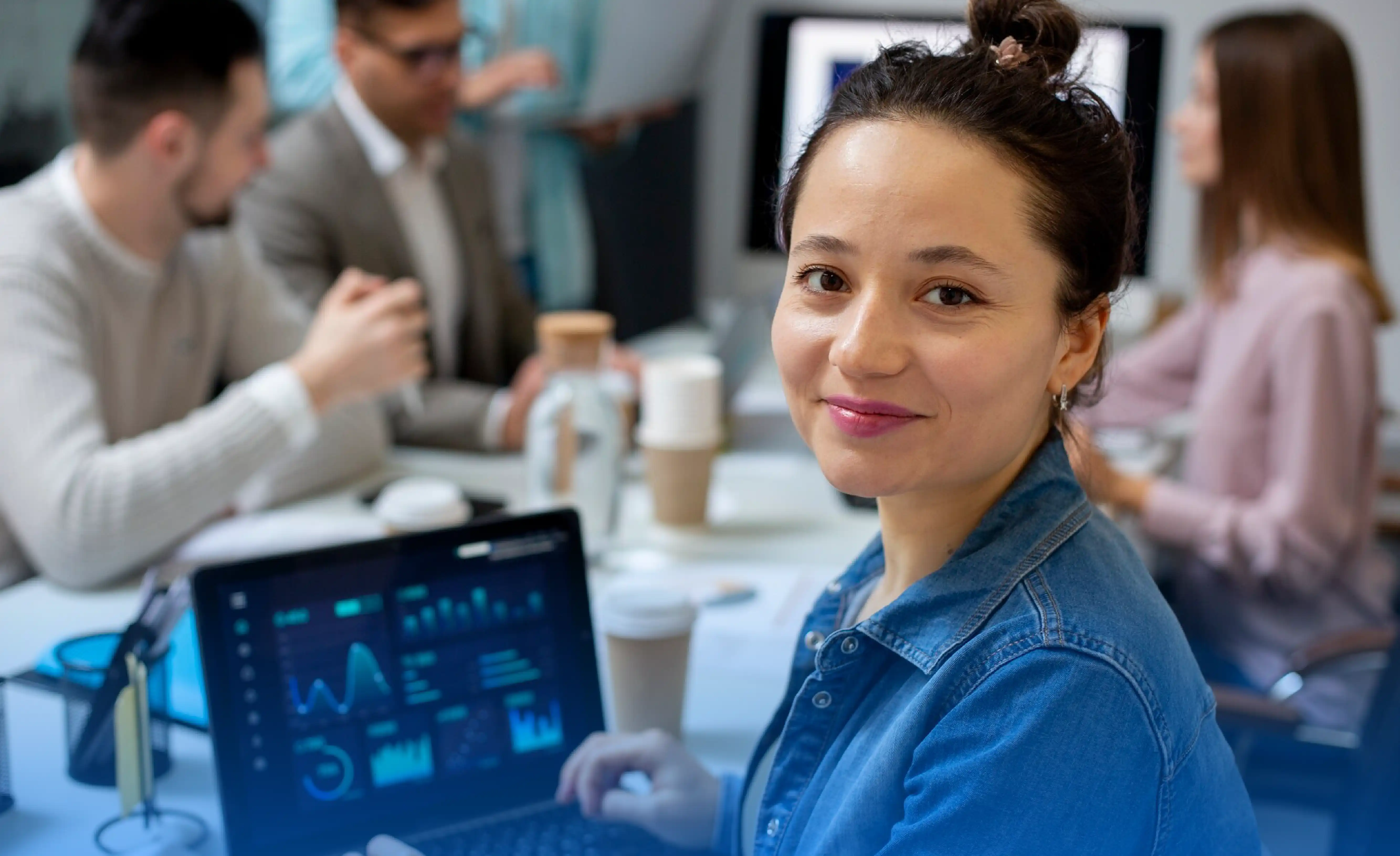 Mujer-joven-y sonriente-trabajando-en computadora